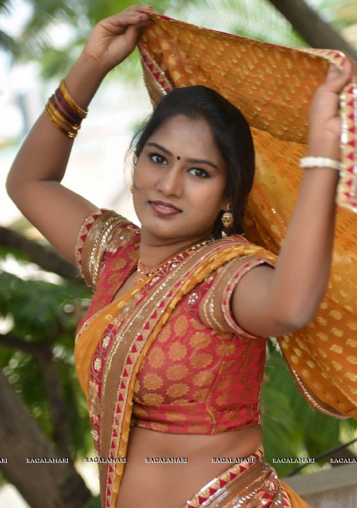 Telugu model Shilpa nude hip in Saree