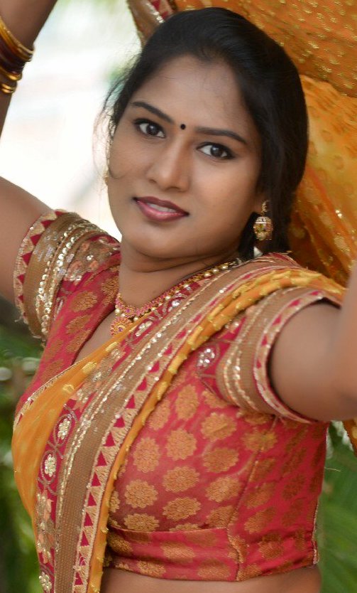 Telugu model Shilpa nude hip in Saree