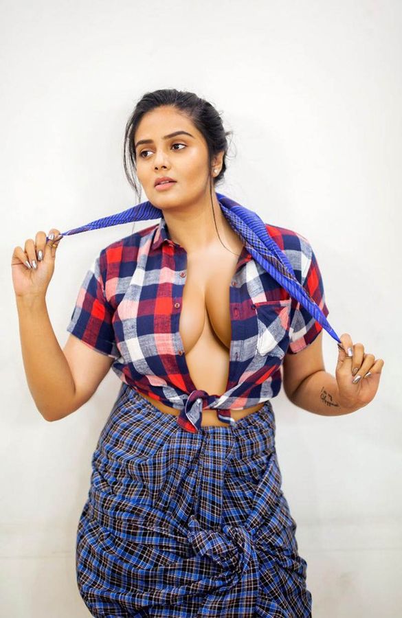 Anchor Sreemukhi sexy boobs deep cleavage without bra in shirt